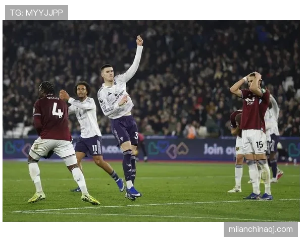 曼联关键比赛抗压能力不足问题显现，对赛季走势形成制约